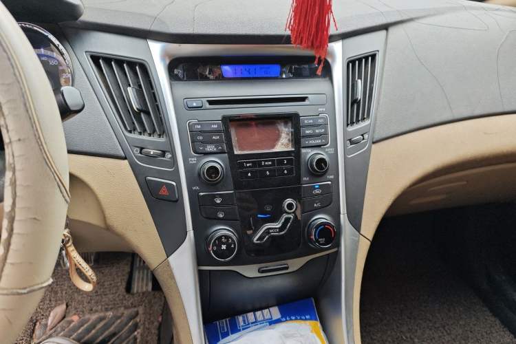 Used Hyundai Sonata 2011 2.0L Automatic Fashion Edition Audio And AC Panel