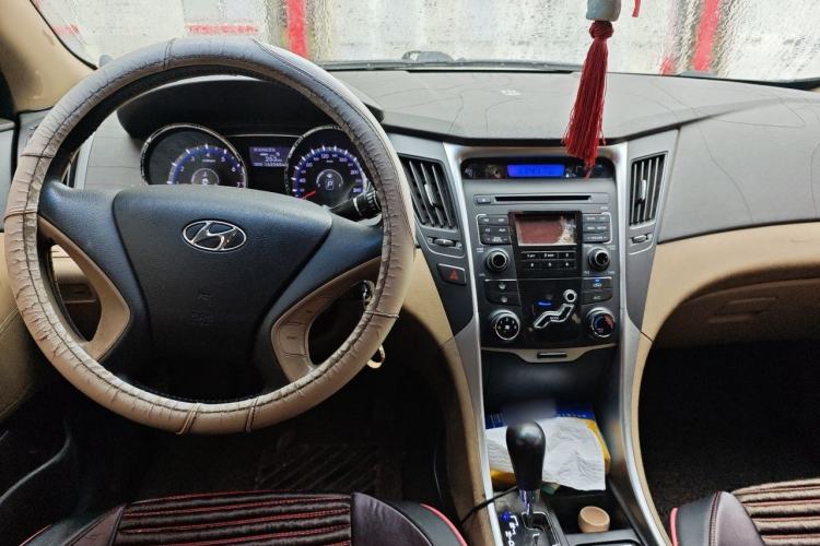 Used Hyundai Sonata 2011 2.0L Automatic Fashion Edition Center Console
