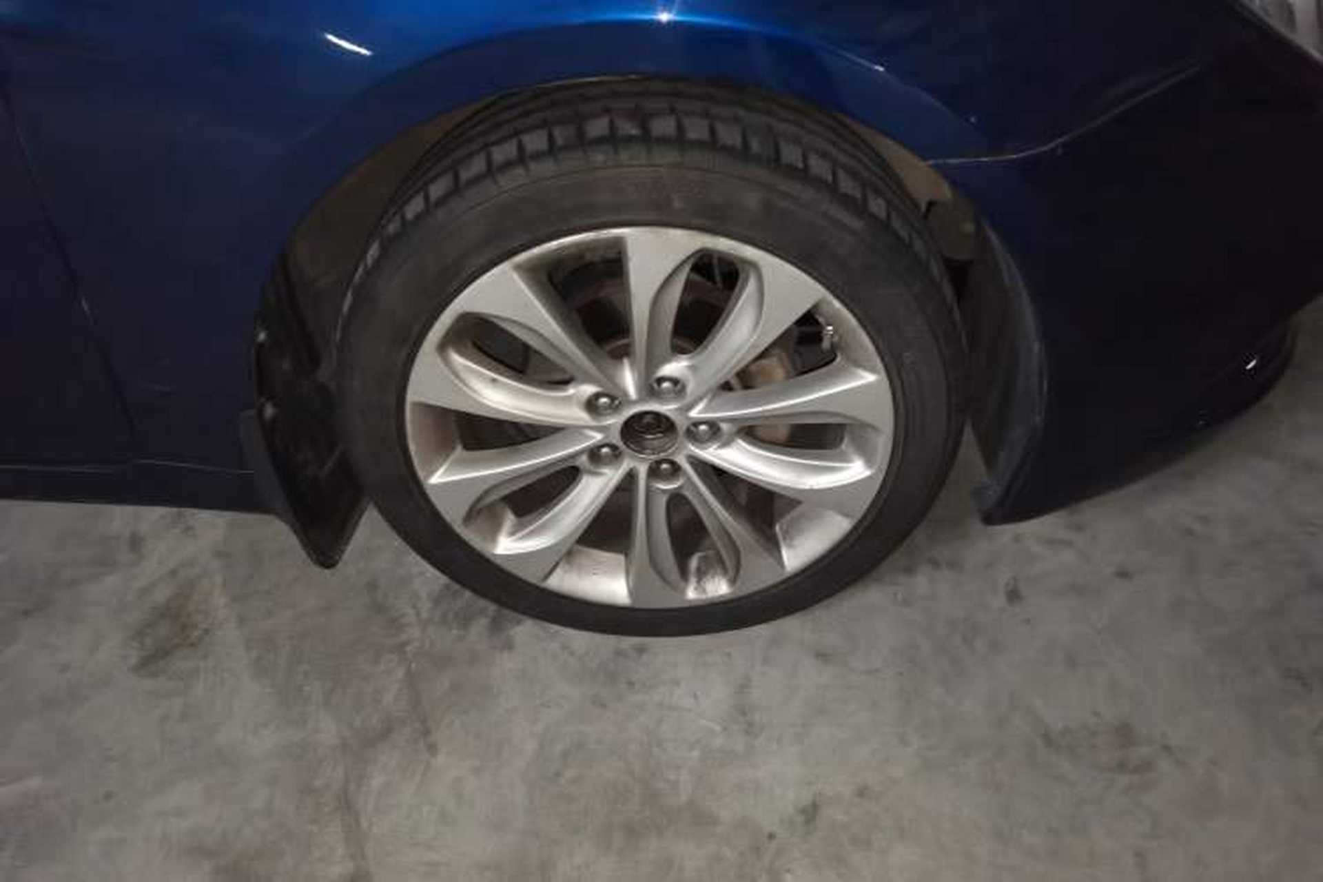 Used Hyundai Sonata 2011 2.0L Automatic Supreme Edition Right Front Wheel Hub
