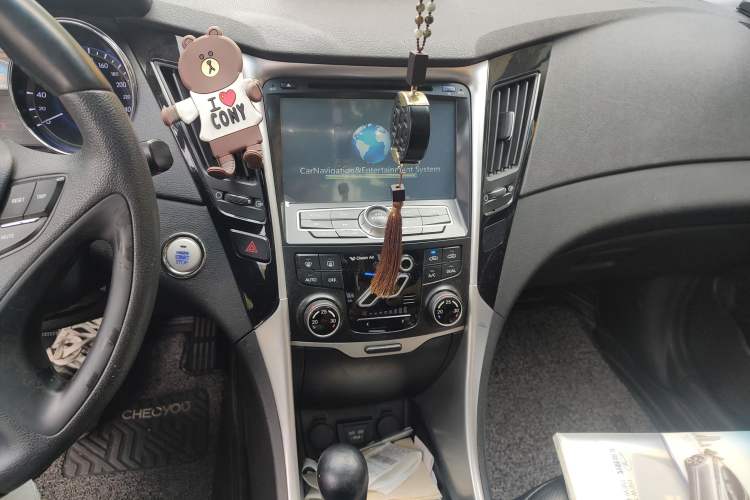 Used Hyundai Sonata 2011 2.0L Automatic Luxury Edition Audio And AC Panel