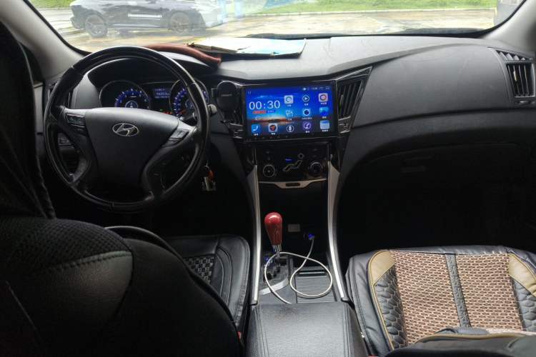 Used Hyundai Sonata 2011 2.0L Automatic Fashion Edition Center Console