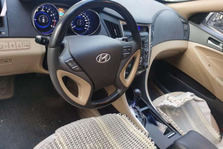 Used Hyundai Sonata 2011 2.0L Automatic Leading Edition Center Console