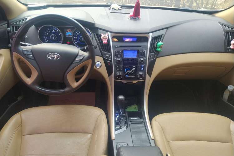 Used Hyundai Sonata 2011 2.0L Automatic Luxury Edition Center Console