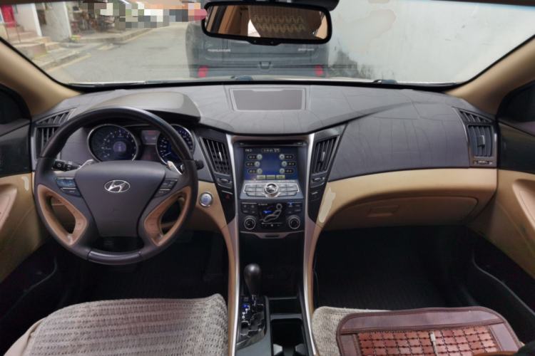 Used Hyundai Sonata 2011 2.4L Automatic Top-Tier Version Center Console