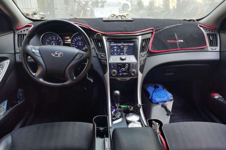 Used Hyundai Sonata 2011 2.0L Automatic Leading Edition Center Console