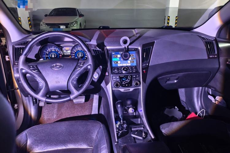 Used Hyundai Sonata 2011 2.4L Automatic Top-Tier Version Center Console