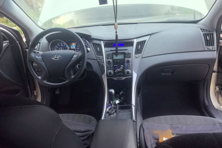 Used Hyundai Sonata 2011 2.0L Automatic Leading Edition Center Console
