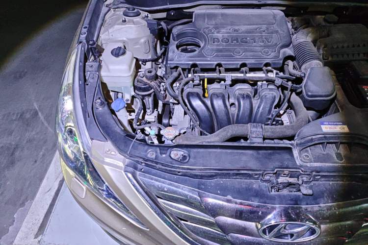 Used Hyundai Sonata 2011 2.4L Automatic Top-Tier Version Engine Bay Right