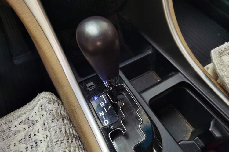 Used Hyundai Sonata 2011 2.4L Automatic Top-Tier Version Gear Lever