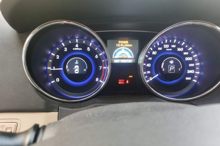 Used Hyundai Sonata 2011 2.0L Automatic Leading Edition Odometer Close Up