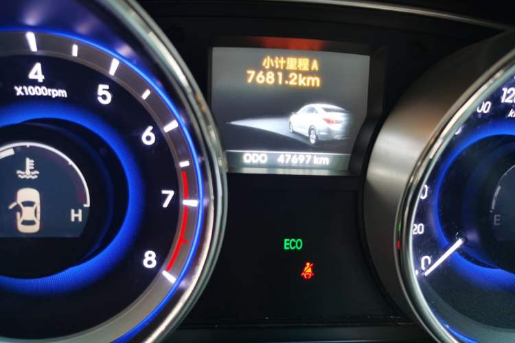 Used Hyundai Sonata 2011 2.0L Automatic Leading Edition Odometer Close Up