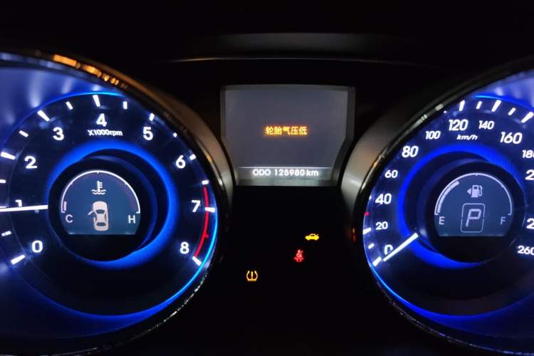Used Hyundai Sonata 2011 2.0L Automatic Leading Edition Odometer Close Up