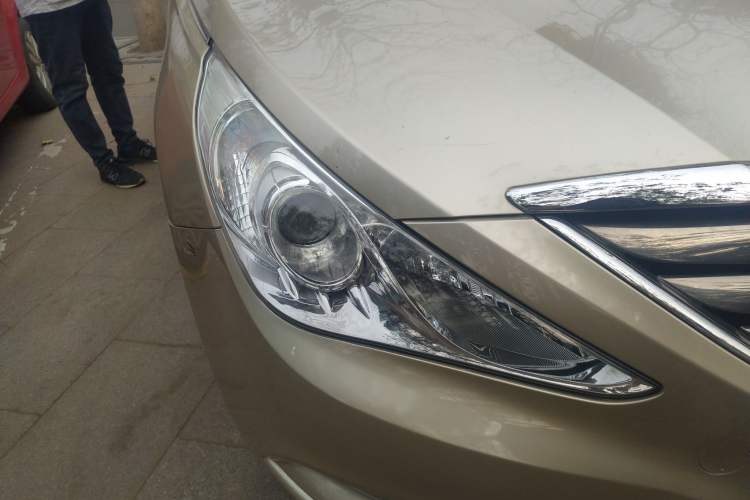 Used Hyundai Sonata 2011 2.0L Automatic Luxury Edition Right Front Headlight