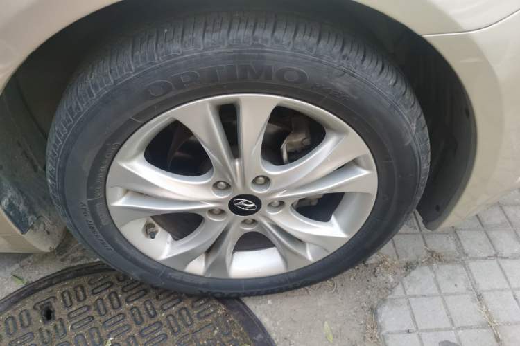 Used Hyundai Sonata 2011 2.0L Automatic Leading Edition Right Front Wheel Hub