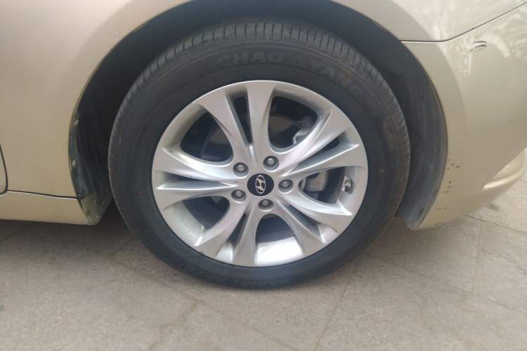 Used Hyundai Sonata 2011 2.0L Automatic Luxury Edition Right Front Wheel Hub