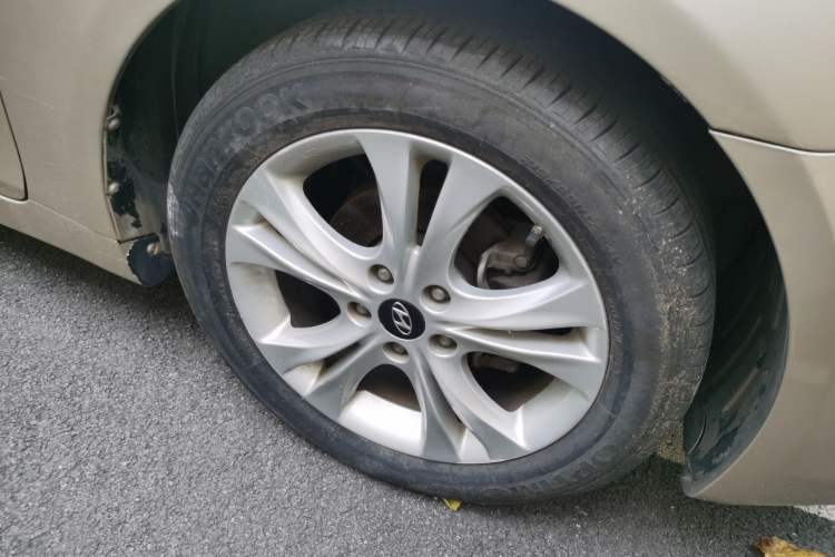 Used Hyundai Sonata 2011 2.0L Automatic Leading Edition Right Front Wheel Hub