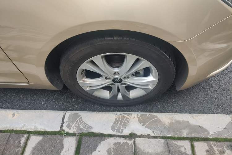 Used Hyundai Sonata 2011 2.0L Automatic Luxury Edition Right Front Wheel Hub