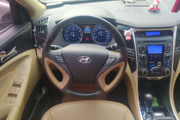 Used Hyundai Sonata 2011 2.0L Automatic Luxury Edition Steering Wheel