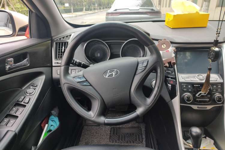 Used Hyundai Sonata 2011 2.0L Automatic Luxury Edition Steering Wheel