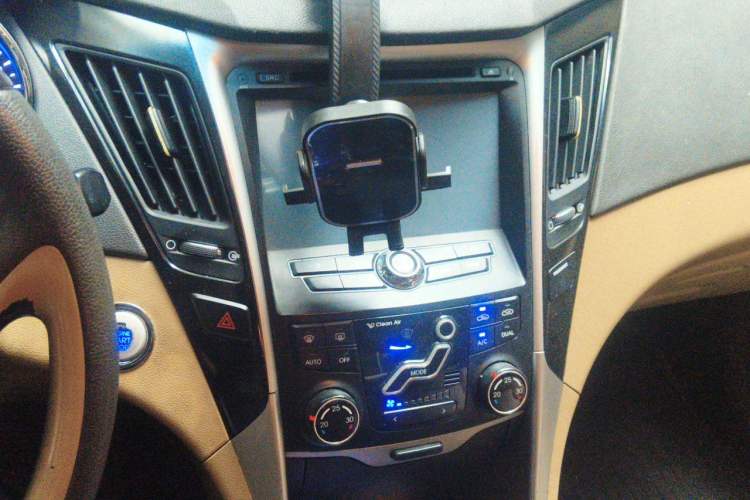 Used Hyundai Sonata 2011 2.0L Automatic Prestige Edition Audio And AC Panel