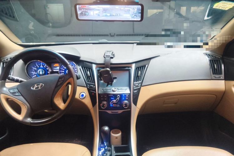 Used Hyundai Sonata 2011 2.0L Automatic Prestige Edition Center Console