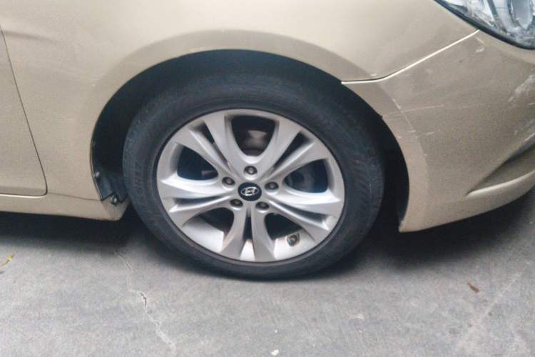 Used Hyundai Sonata 2011 2.0L Automatic Prestige Edition Right Front Wheel Hub