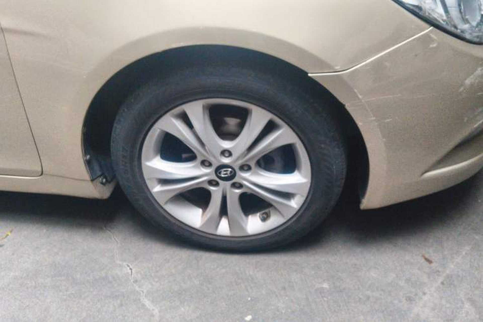 Used Hyundai Sonata 2011 2.0L Automatic Prestige Edition Right Front Wheel Hub