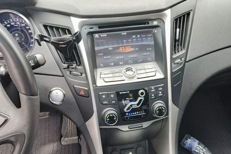 Used Hyundai Sonata 2011 2.0L Automatic Luxury Edition Audio And AC Panel