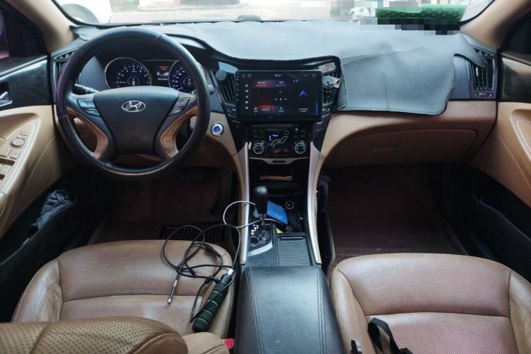 Used Hyundai Sonata 2011 2.0L Automatic Supreme Edition Center Console