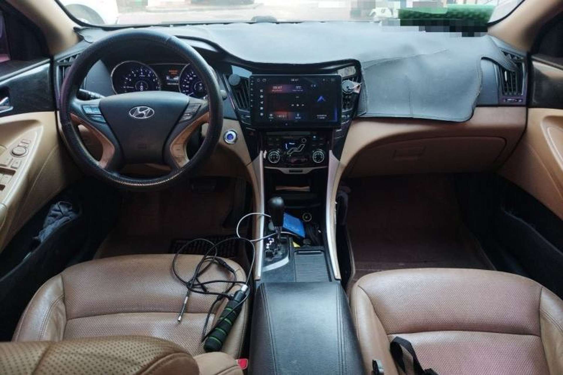Used Hyundai Sonata 2011 2.0L Automatic Supreme Edition Center Console