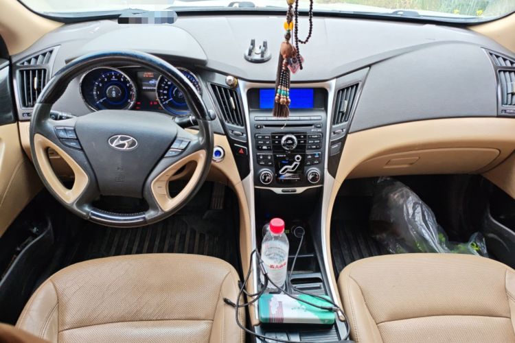 Used Hyundai Sonata 2011 2.0L Automatic Supreme Edition Center Console