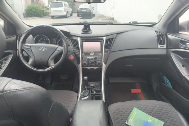 Used Hyundai Sonata 2011 2.0L Automatic Luxury Edition Center Console