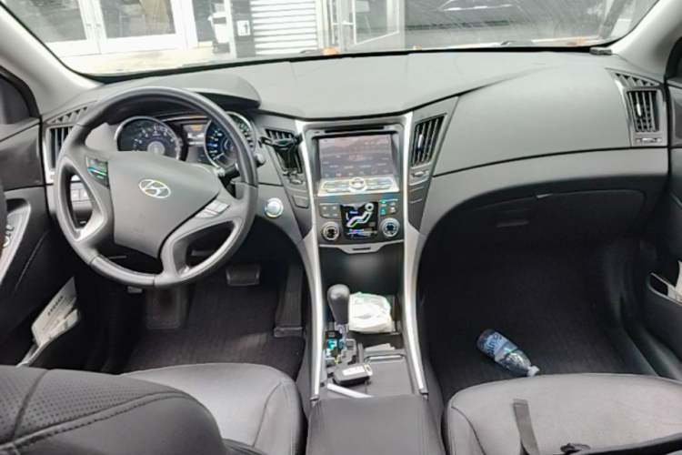 Used Hyundai Sonata 2011 2.0L Automatic Luxury Edition Center Console