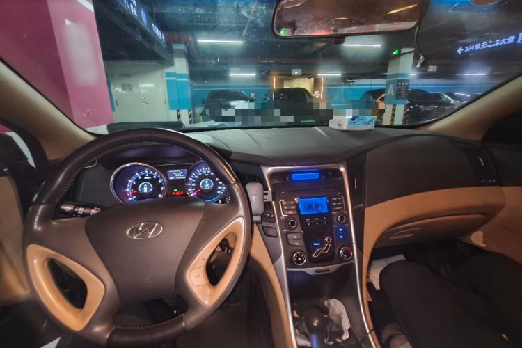 Used Hyundai Sonata 2011 2.0L Automatic Fashion Edition Center Console