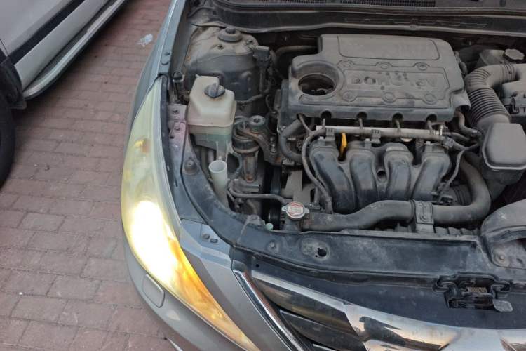 Used Hyundai Sonata 2011 2.4L Automatic Top-Tier Version Engine Bay Right