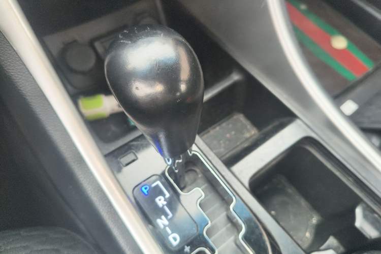 Used Hyundai Sonata 2011 2.0L Automatic Luxury Edition Gear Lever