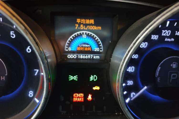 Used Hyundai Sonata 2011 2.4L Automatic Top-Tier Version Odometer Close Up