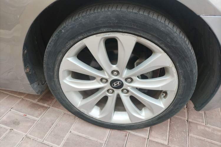 Used Hyundai Sonata 2011 2.0L Automatic Supreme Edition Right Front Wheel Hub