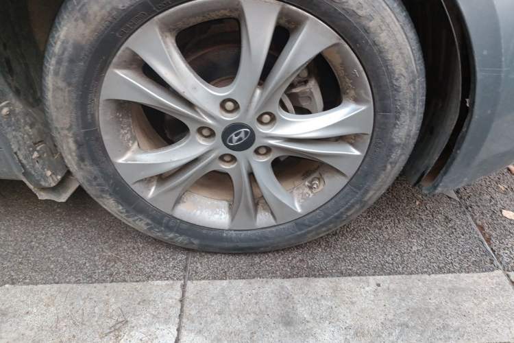 Used Hyundai Sonata 2011 2.0L Automatic Fashion Edition Right Front Wheel Hub