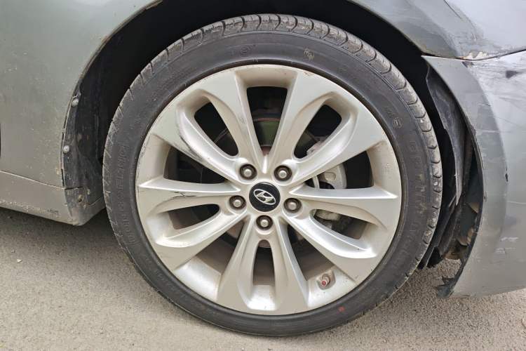 Used Hyundai Sonata 2011 2.0L Automatic Supreme Edition Right Front Wheel Hub
