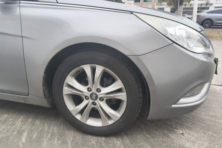 Used Hyundai Sonata 2011 2.0L Automatic Luxury Edition Right Front Wheel Hub