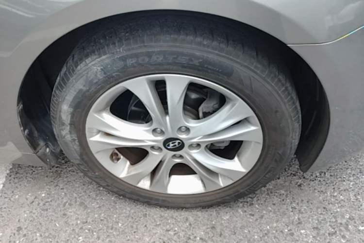 Used Hyundai Sonata 2011 2.0L Automatic Luxury Edition Right Front Wheel Hub