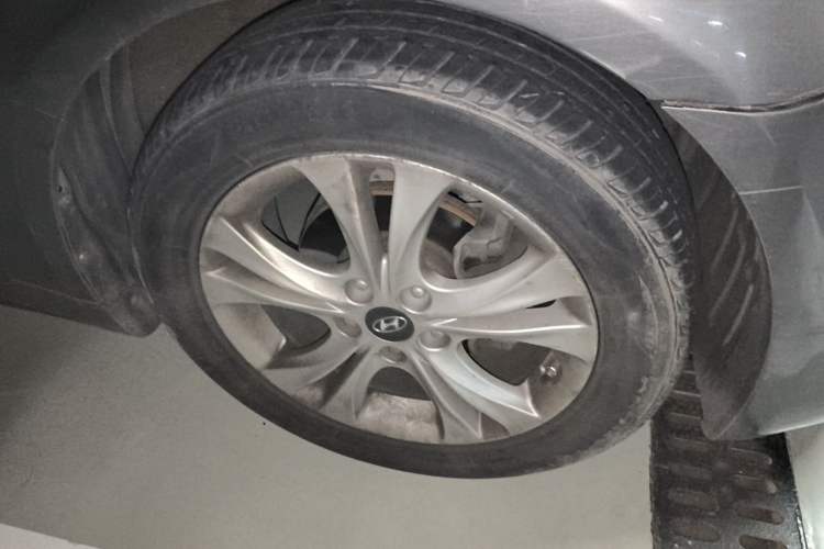 Used Hyundai Sonata 2011 2.0L Automatic Fashion Edition Right Front Wheel Hub