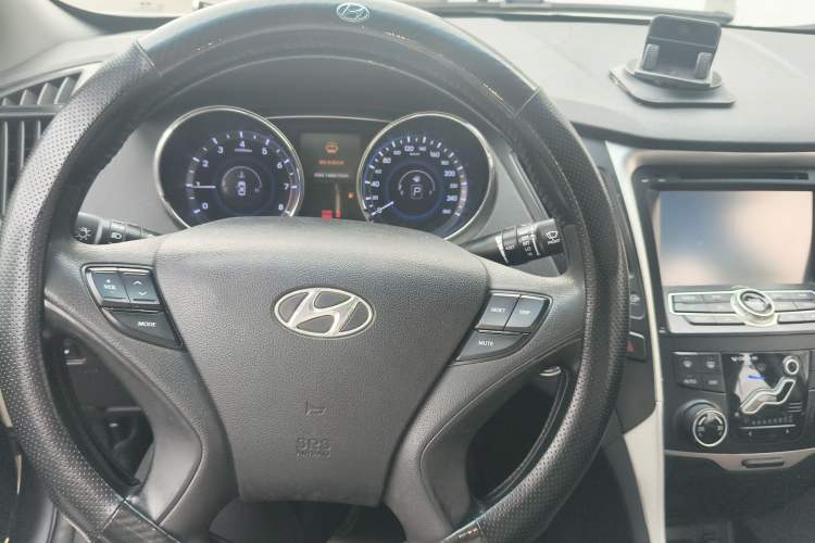 Used Hyundai Sonata 2011 2.0L Automatic Luxury Edition Steering Wheel