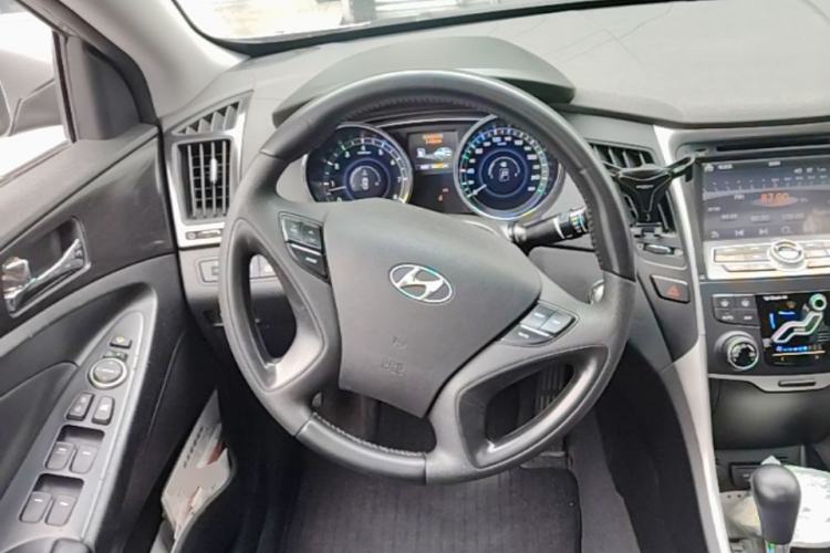 Used Hyundai Sonata 2011 2.0L Automatic Luxury Edition Steering Wheel