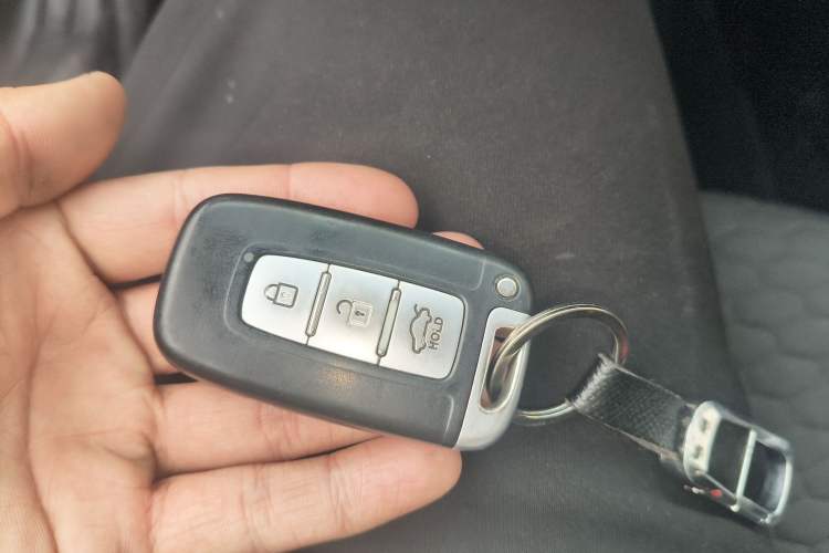 Used Hyundai Sonata 2011 2.0L Automatic Luxury Edition Vehicle Key