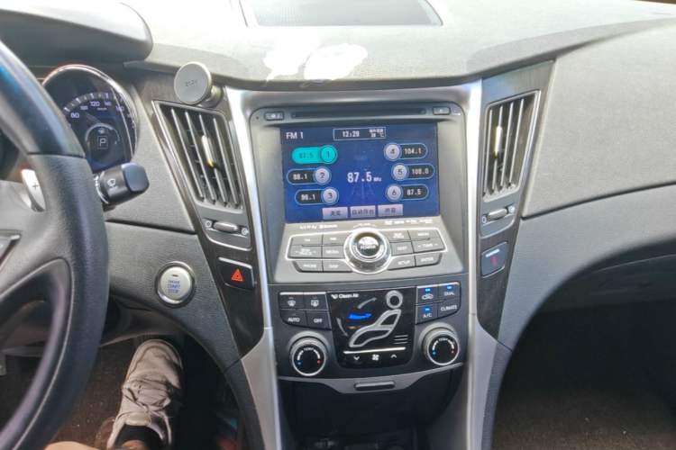 Used Hyundai Sonata 2011 2.4L Automatic Top-Tier Version Audio And AC Panel