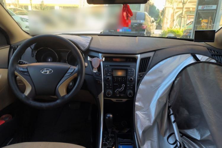 Used Hyundai Sonata 2011 2.0L Automatic Leading Edition Center Console