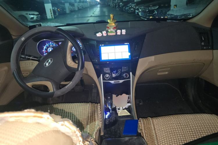 Used Hyundai Sonata 2011 2.0L Automatic Fashion Edition Center Console