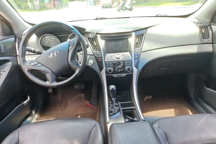 Used Hyundai Sonata 2011 2.4L Automatic Top-Tier Version Center Console